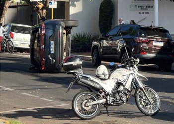 carro tomba em aracatuba