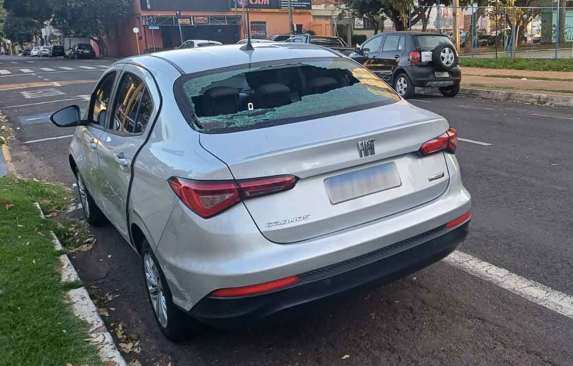Motorista de aplicativo diz ter sido vítima de tentativa de roubo com tiro fiat cronos
