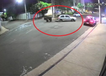 Carro com carretinha levou a maca e a mesa por engano
