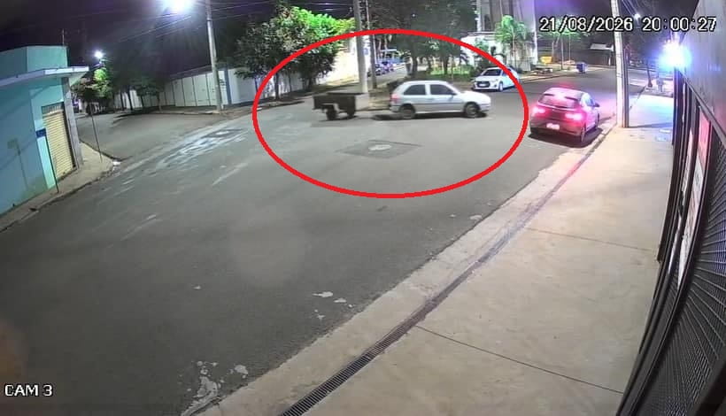 Mesa e maca são levadas por engano de calçada de clínica em Araçatuba Carro com carretinha levou a maca e a mesa por engano