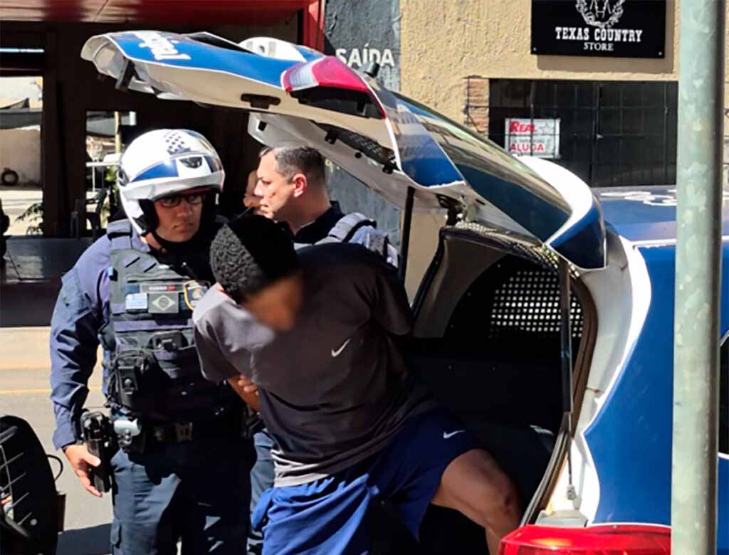 GCM detém homem após agressão a mulher no centro de Araçatuba Foto: Nossa Guia