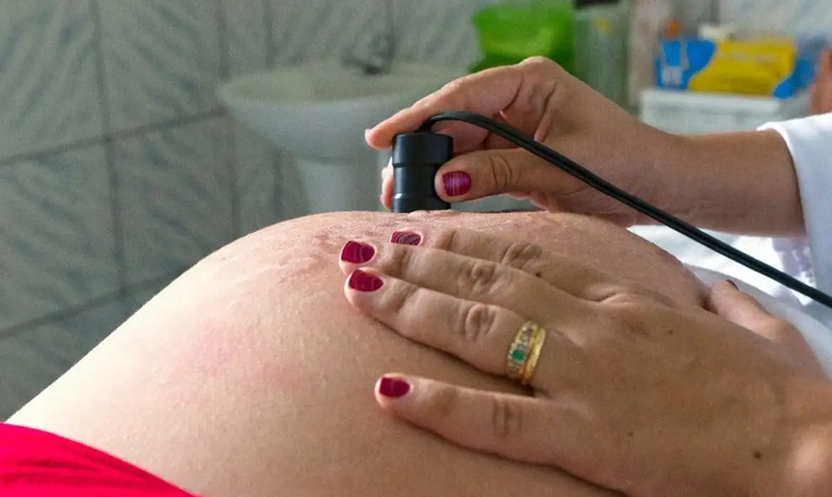 Assim como o Zika, vírus Oropouche também pode afetar cérebro de bebês em gestação gestante fazendo exame
