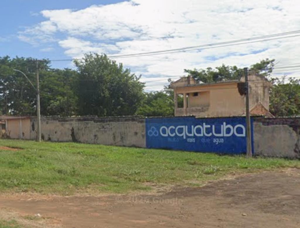 Bombeiros controlam incêndio em motel abandonado em Araçatuba incendio