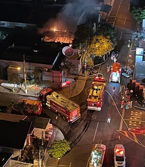 Telhado desaba durante incêndio e deixa bombeiro e PM feridos na região incendio PM ferido
