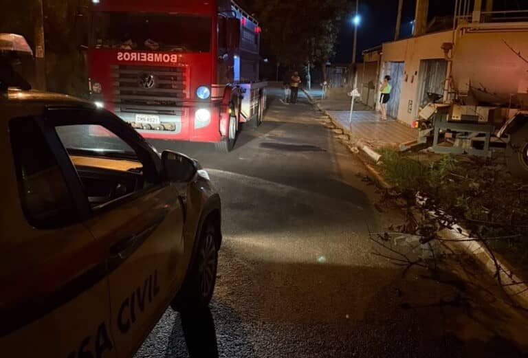 Incêndio destrói casa durante a noite e mobiliza equipes em Coroados incendio coroados