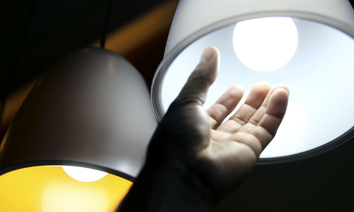 Araçatuba lidera casos de furto de energia na região lâmpada