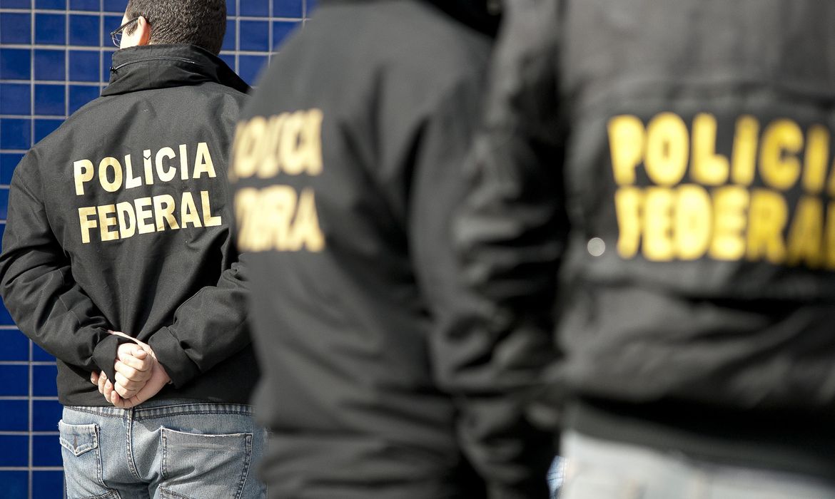 PF faz busca em Araçatuba durante investigação sobre abuso sexual infantojuvenil agentes da polícia federal