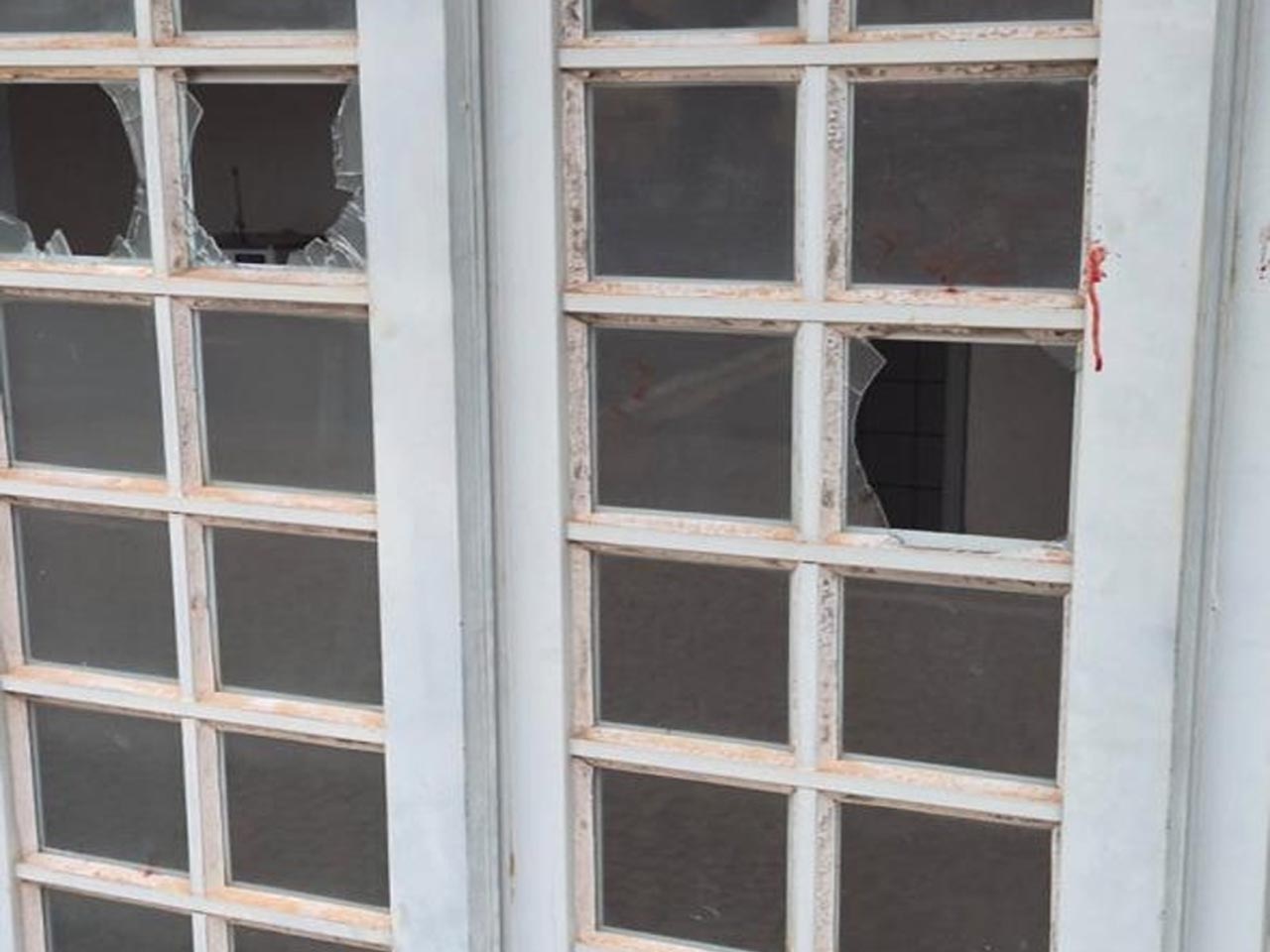 Polícia Civil de Penápolis prende mulher acusada de ataques a prédios públicos porta de vidro