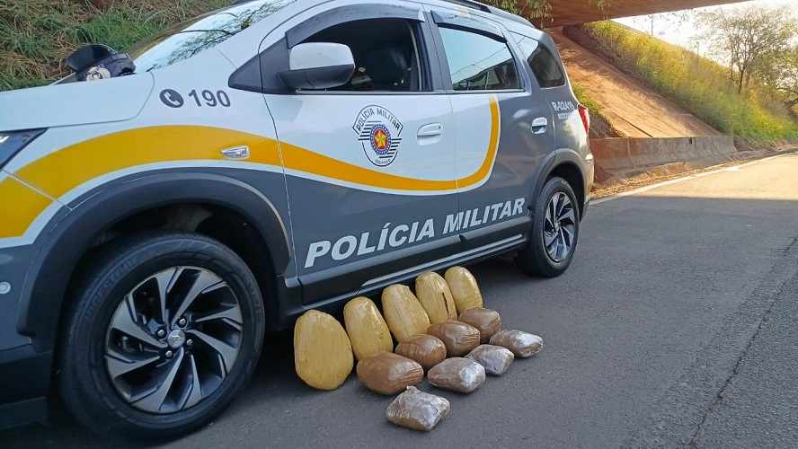 Passageira é presa com 12 kg de skank durante abordagem a ônibus na SP-300 traf andra