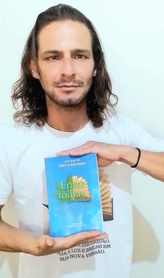Escritor de Araçatuba transforma experiências de vida em livro Everton Entre folhas