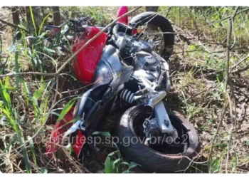 Motociclista morre após bater contra talude em rodovia de Tupi Paulista (SP) — Foto: Reprodução/Artesp