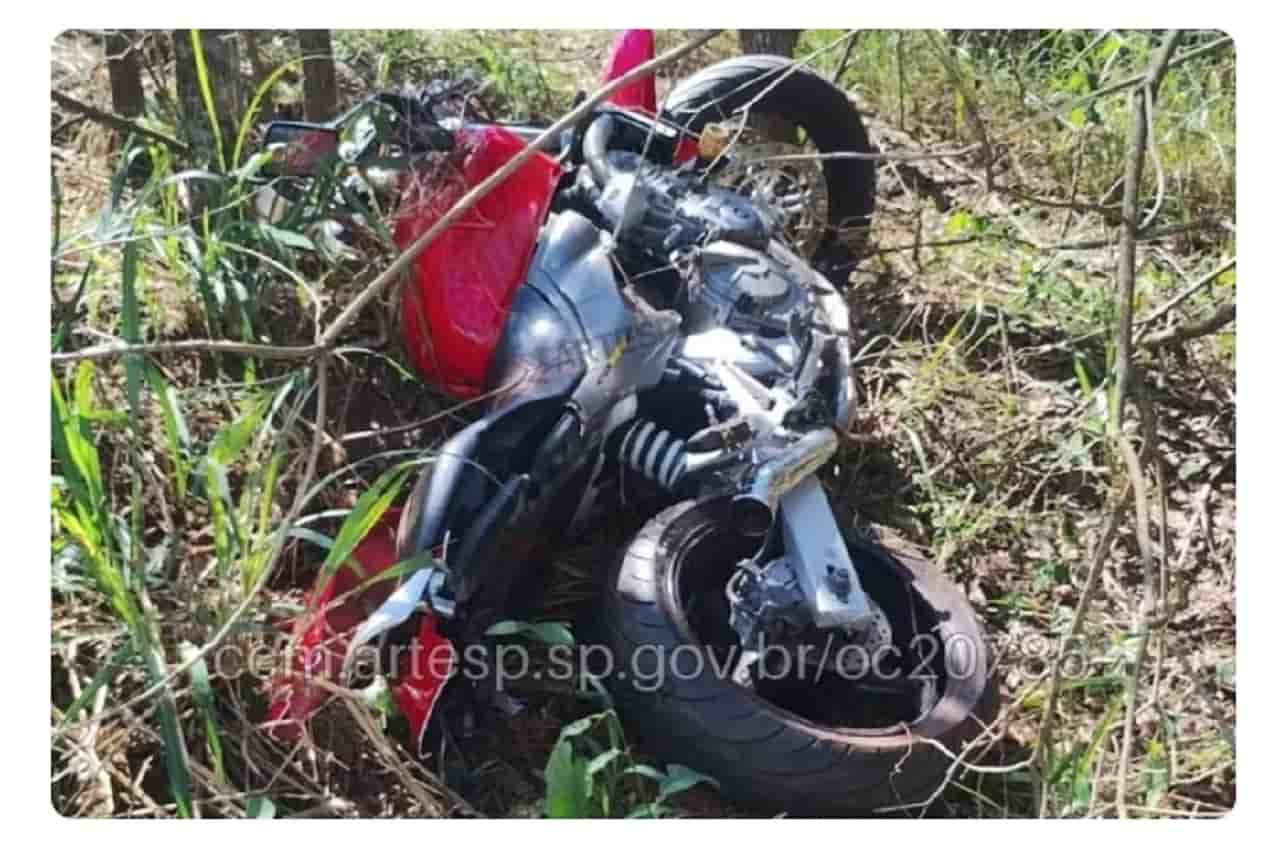 Motociclista morre após perder controle e bater em talude na SP-294 Motociclista morre após bater contra talude em rodovia de Tupi Paulista (SP) — Foto: Reprodução/Artesp
