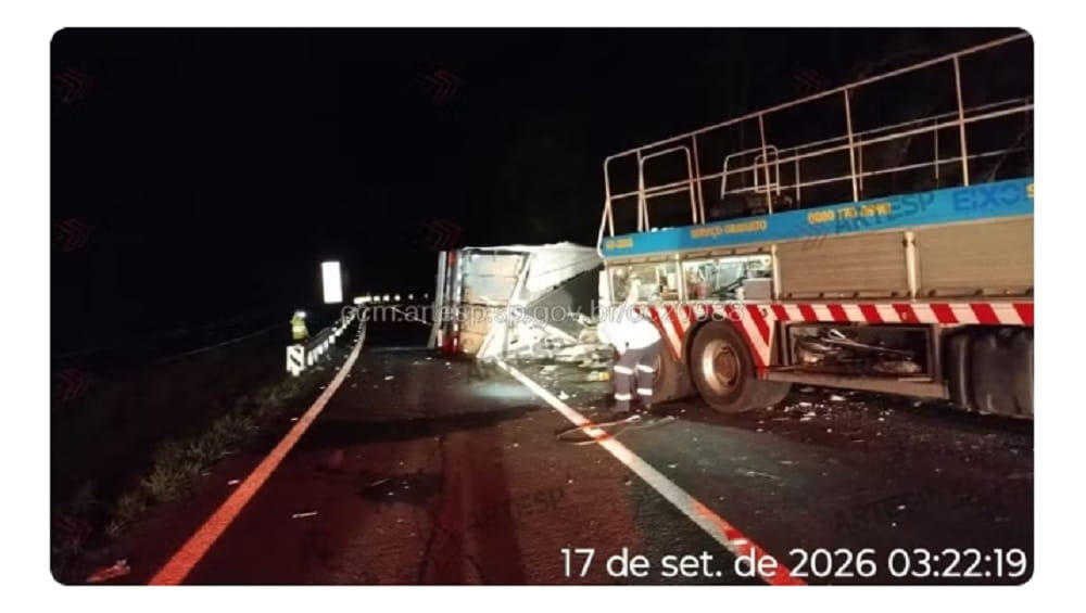 Carreta com frango tomba e acidente com ônibus bloqueia rodovia no interior de SP acid rodovia 2