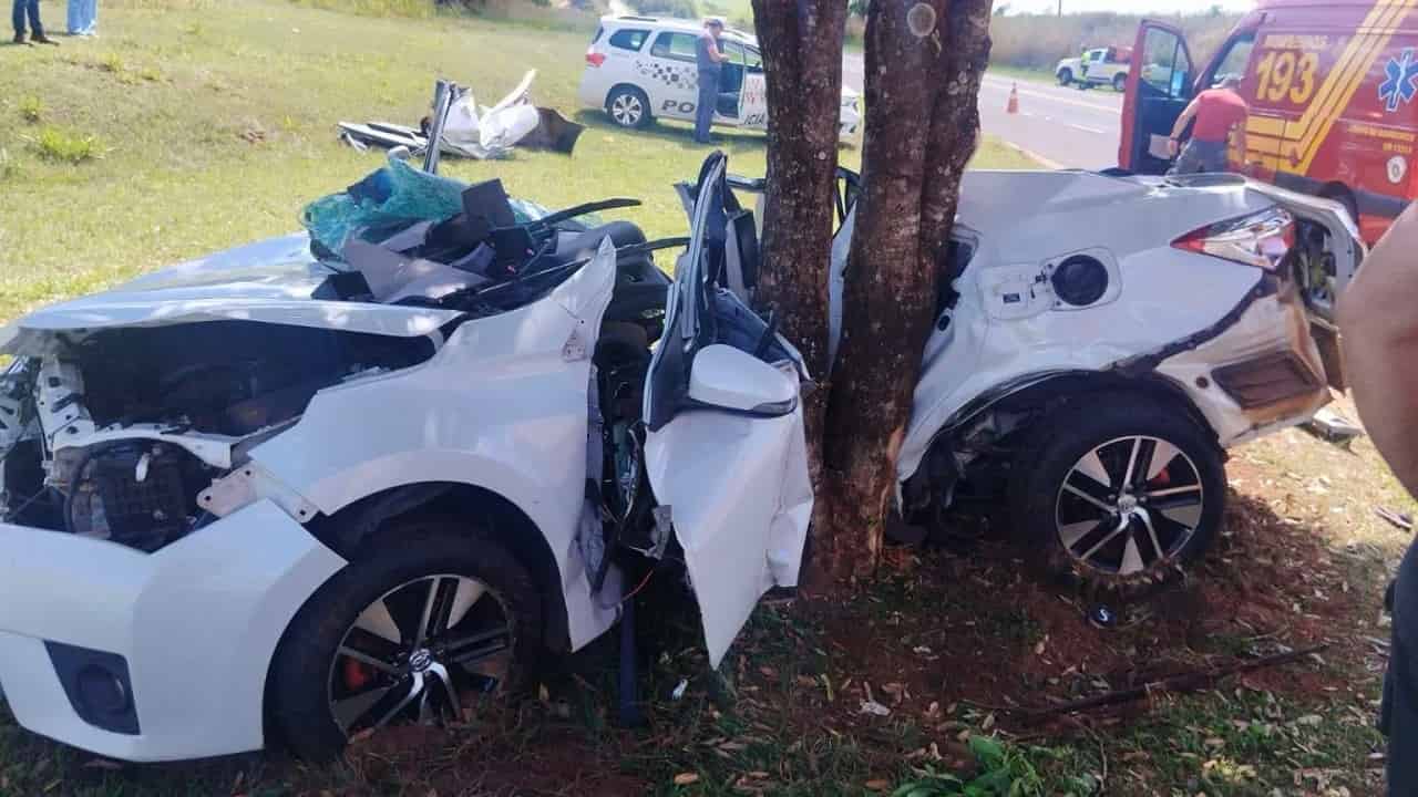 Mulher morre após carro sair da pista e bater contra árvore em Guarani d’Oeste Imagem: Região Noroeste