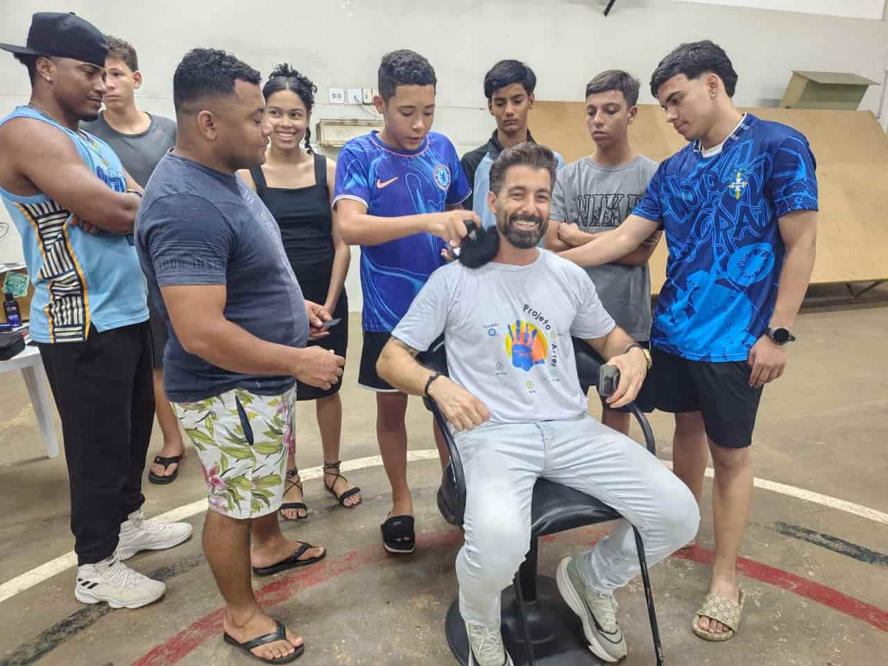 Projeto gratuito transforma vidas com arte, profissão e solidariedade em Araçatuba Barbeiro Fabio Fornagero durante aula no Projeto Artes (Fotos: RP10)