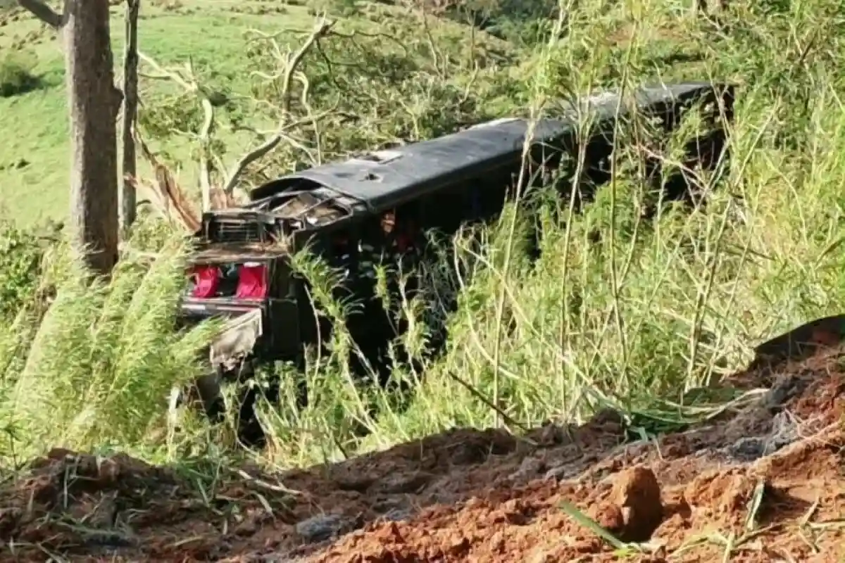 Ônibus cai em ribanceira e deixa seis mortos e dezenas de feridos Crédito: Divulgação/ Polícia Militar de São Paulo