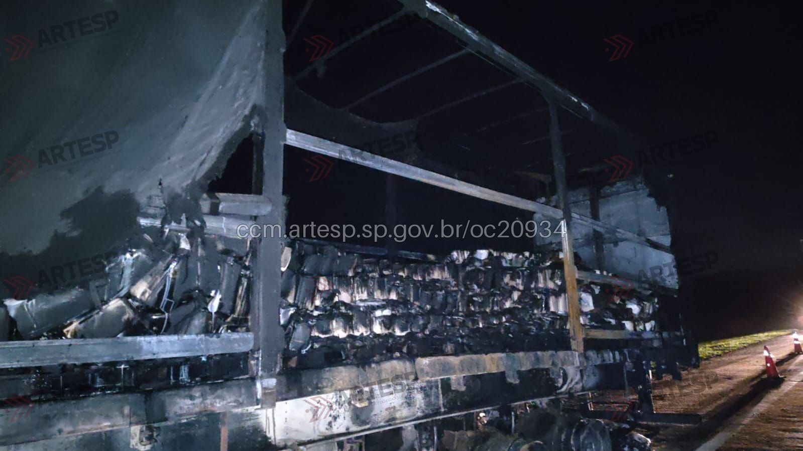Incêndio destrói carreta com 25 toneladas de herbicida no interior de SP caminhao destruido por fogo no interior de SP