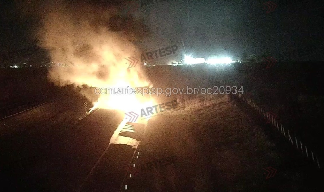 Incêndio destrói carreta com 25 toneladas de herbicida no interior de SP caminhao pega fogo no interior de SP