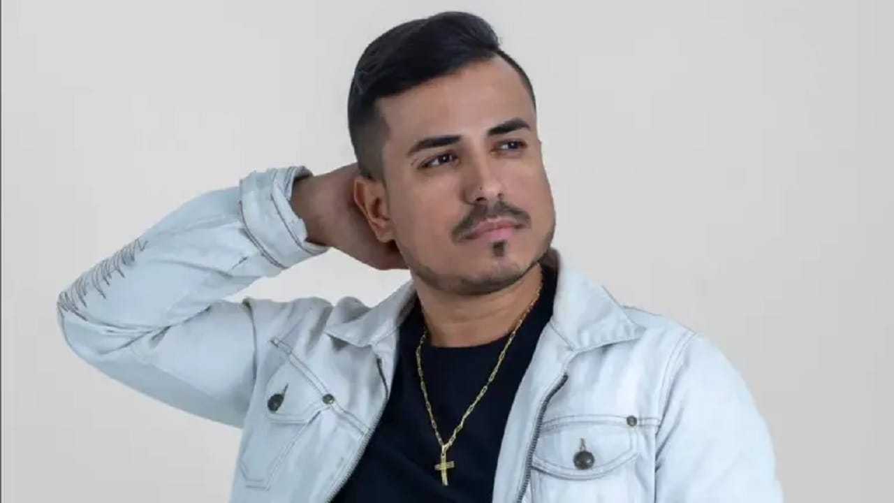Cantor sertanejo morre após carro bater contra poste no interior de SP cantor morre acidente