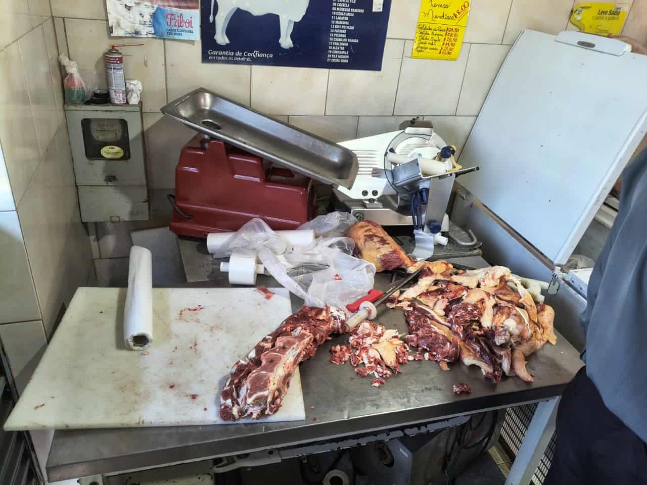 Polícia apreende 450 kg de carnes irregulares durante fiscalização em Guararapes carne irregular