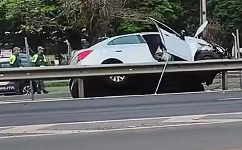 Carro fica sobre defensa metálica após motorista perder controle na Rondon Reprodução de vídeo