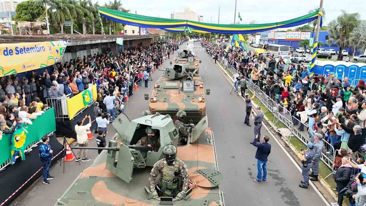 Blindados e homenagem a menina marcam desfile de 7 de Setembro em Araçatuba desfile ata2