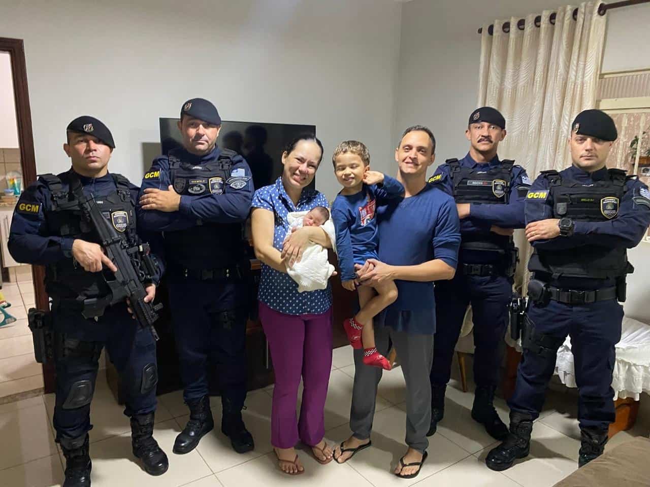 Bebê de apenas 5 dias é salva após se engasgar e receber socorro em Araçatuba engasgo GCM