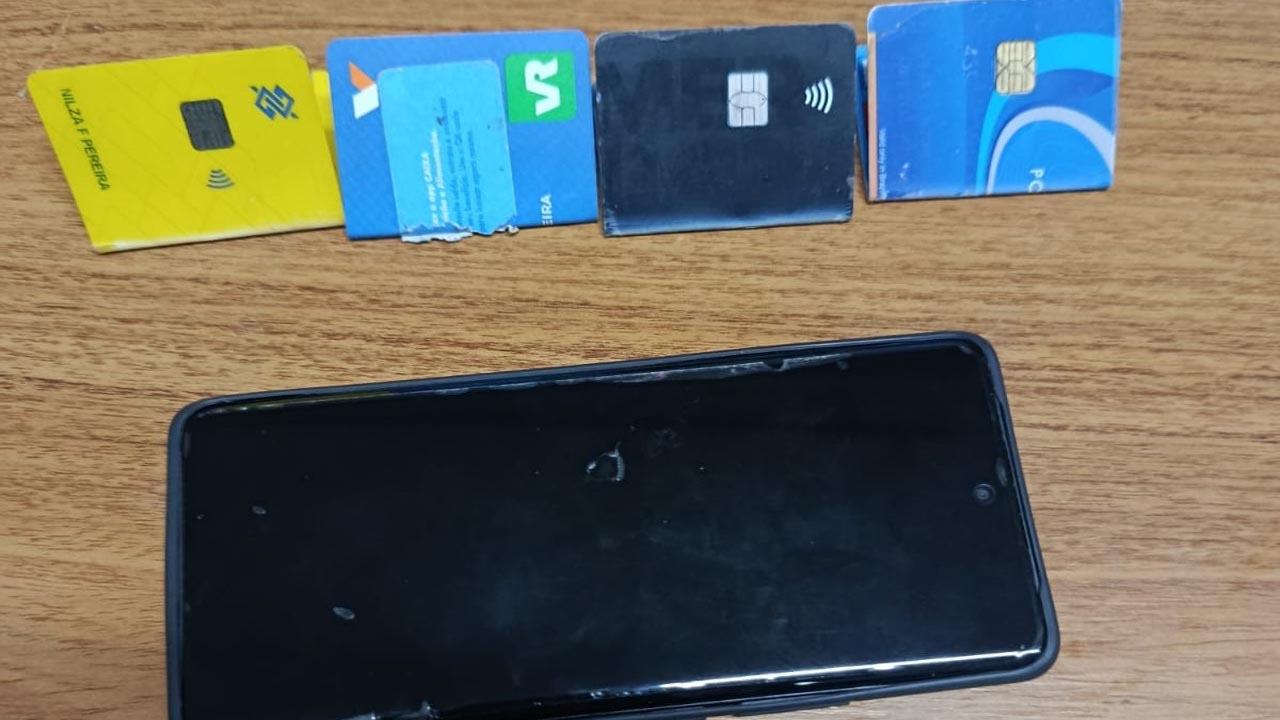 Homem é preso após furtar celular e cartões de dentro de banco em Araçatuba furto no itau