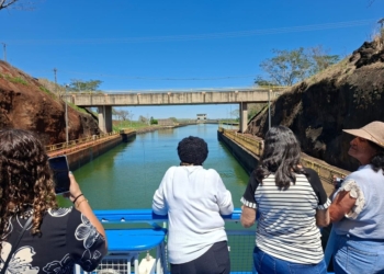 idosos em passeio no Barco Odisseia