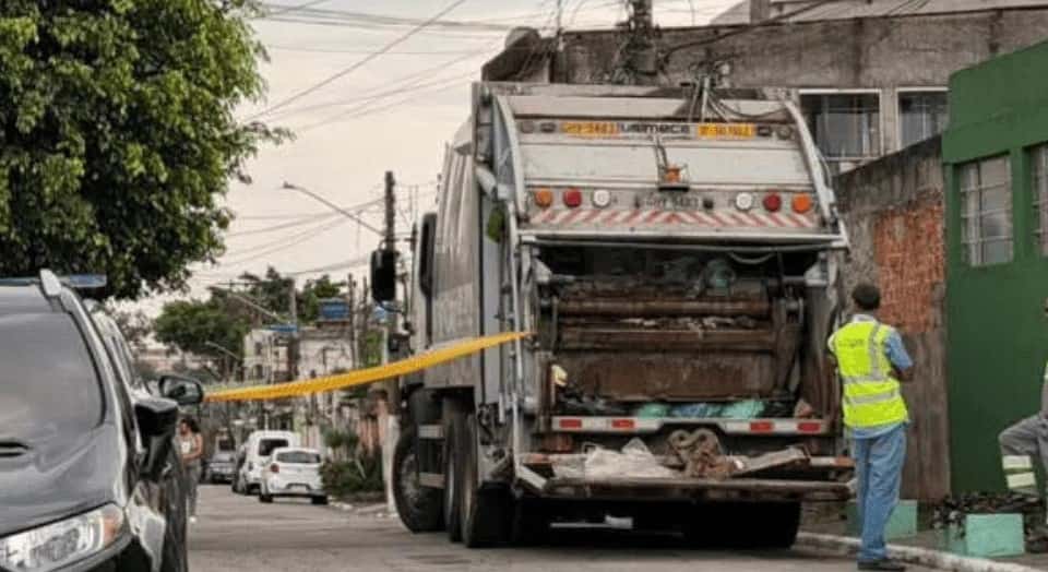 Bebê com cordão umbilical é encontrado morto em caminhão de lixo em SP Reprodução/Redes sociais
