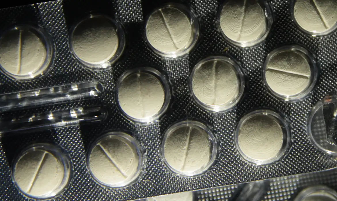 Anvisa aprova novo medicamento para tratamento de enxaqueca cartela de medicamento