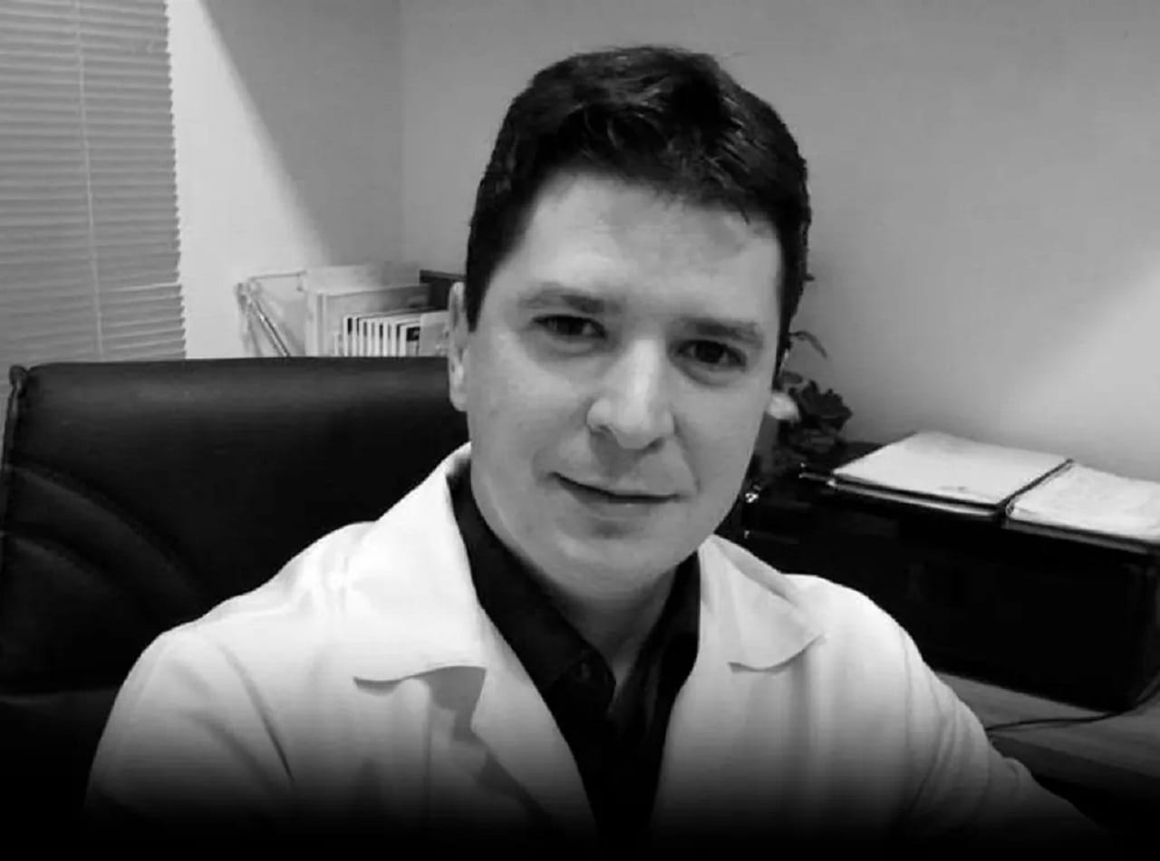 Médico de 51 anos morre após choque elétrico durante limpeza de calha em casa Reprodução
