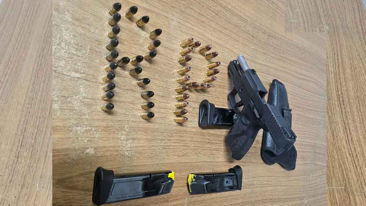 Homem é preso ao dormir embriagado em carro com pistola 9mm e 41 munições pistola