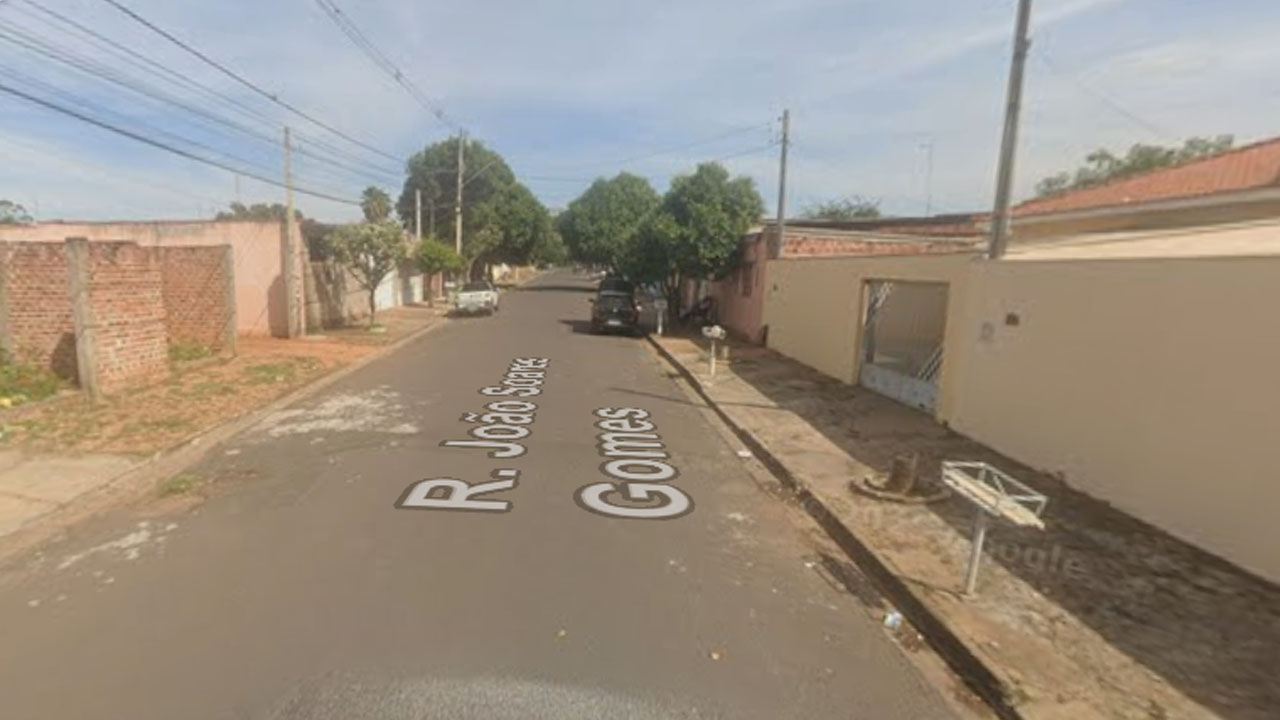 Após ação de despejo, inquilino se muda e abandona quatro cães na casa onde morava rua joao soares gomes