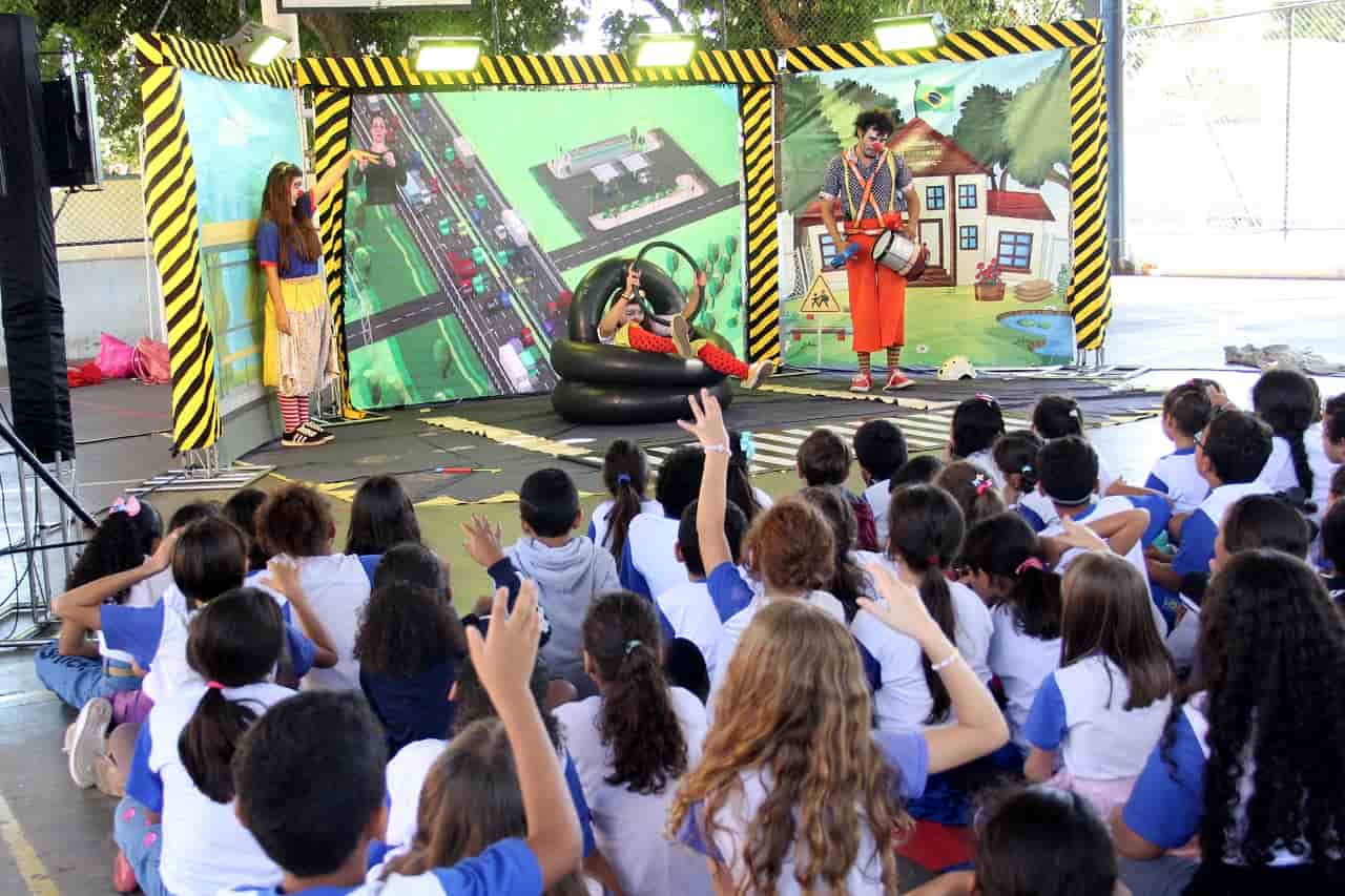 Teatro leva crianças de Guararapes a uma viagem pelas regras de trânsito teatro infantil