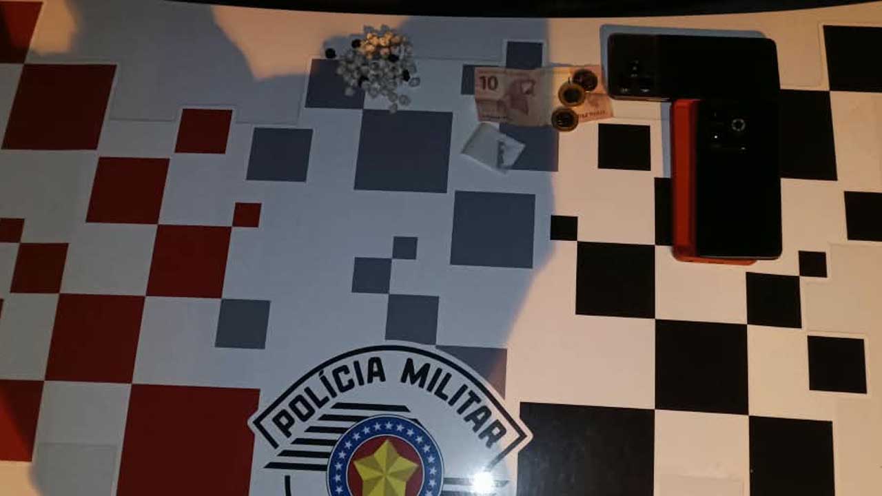 Homem é preso por tráfico de drogas após tentar fugir da PM trafico 7