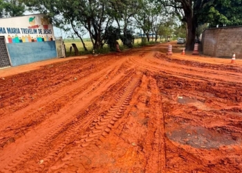 veiculos danificam rua no Engenheiro Taveira