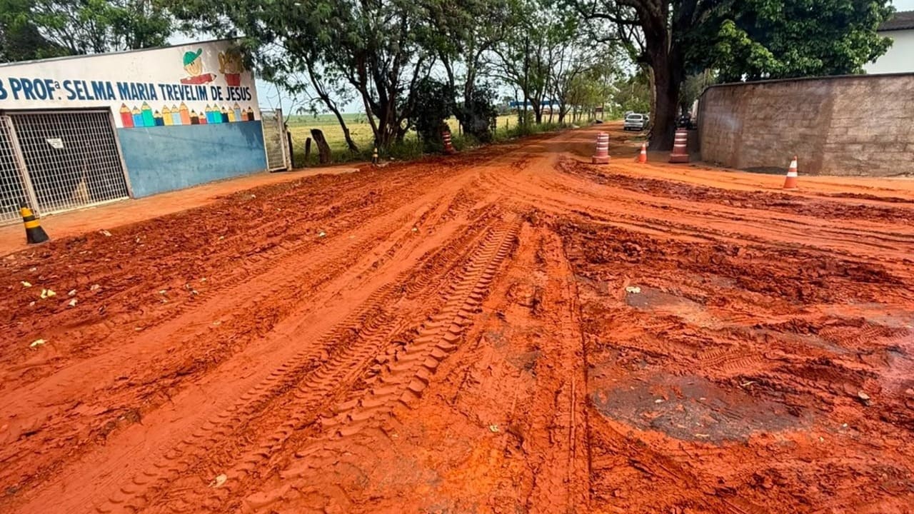 veiculos danificam rua no Engenheiro Taveira