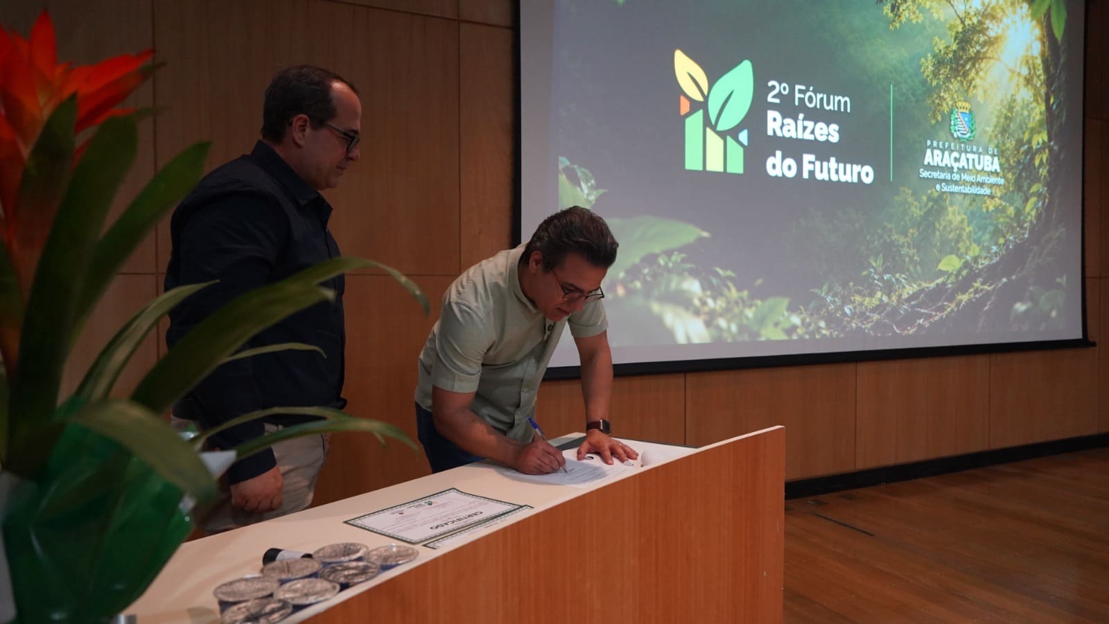 Decreto regulamenta lei de arborização urbana de Araçatuba zanatta assinando decreto