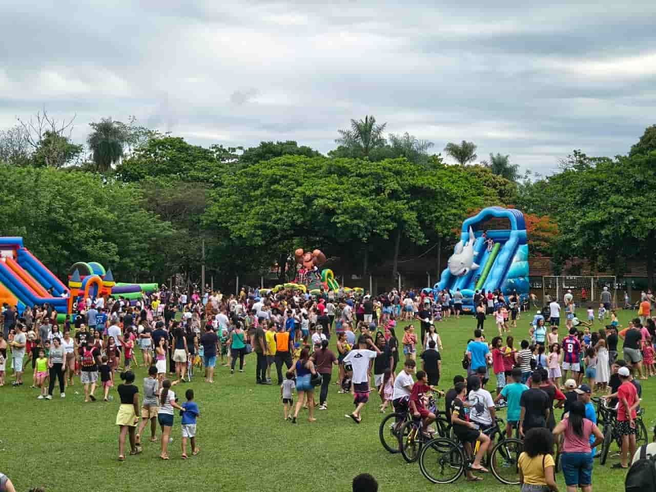 Dia de Brincar reúne 5 mil pessoas e transforma bosque de Araçatuba em festa Dia bricar ata