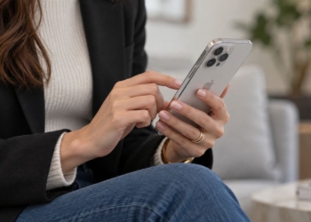 Mulher usando smartphone em ambiente aconchegante
