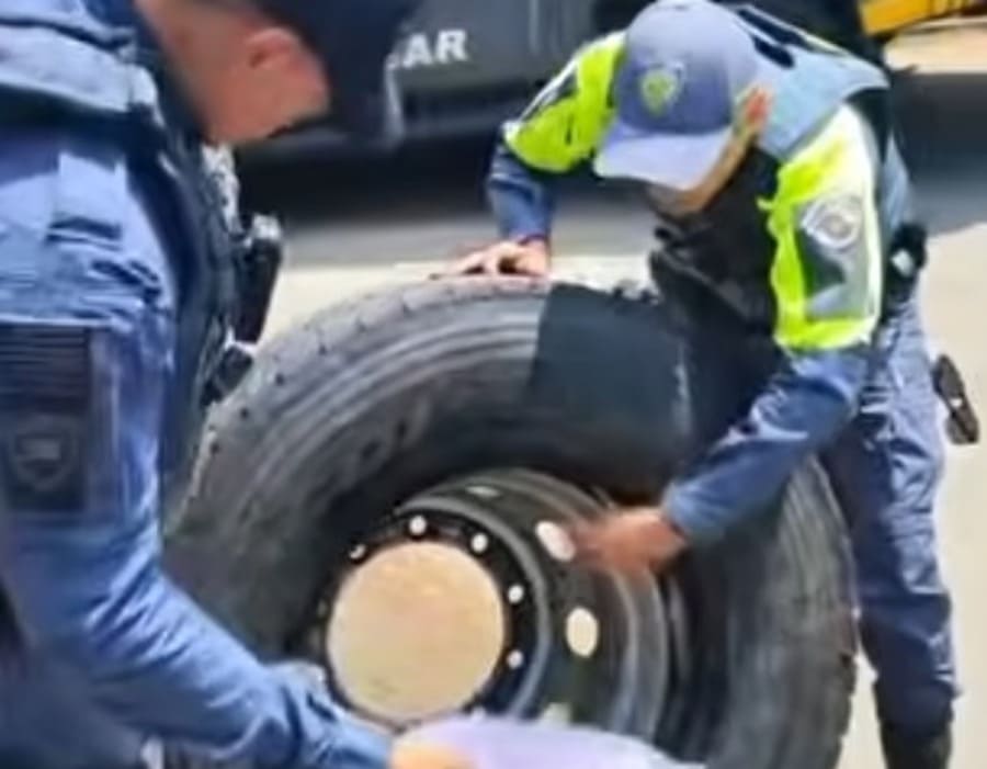 Polícia encontra quase 100 kg de cocaína escondidos em estepes de caminhão no interior de SP PM encontra cocaina em pneu
