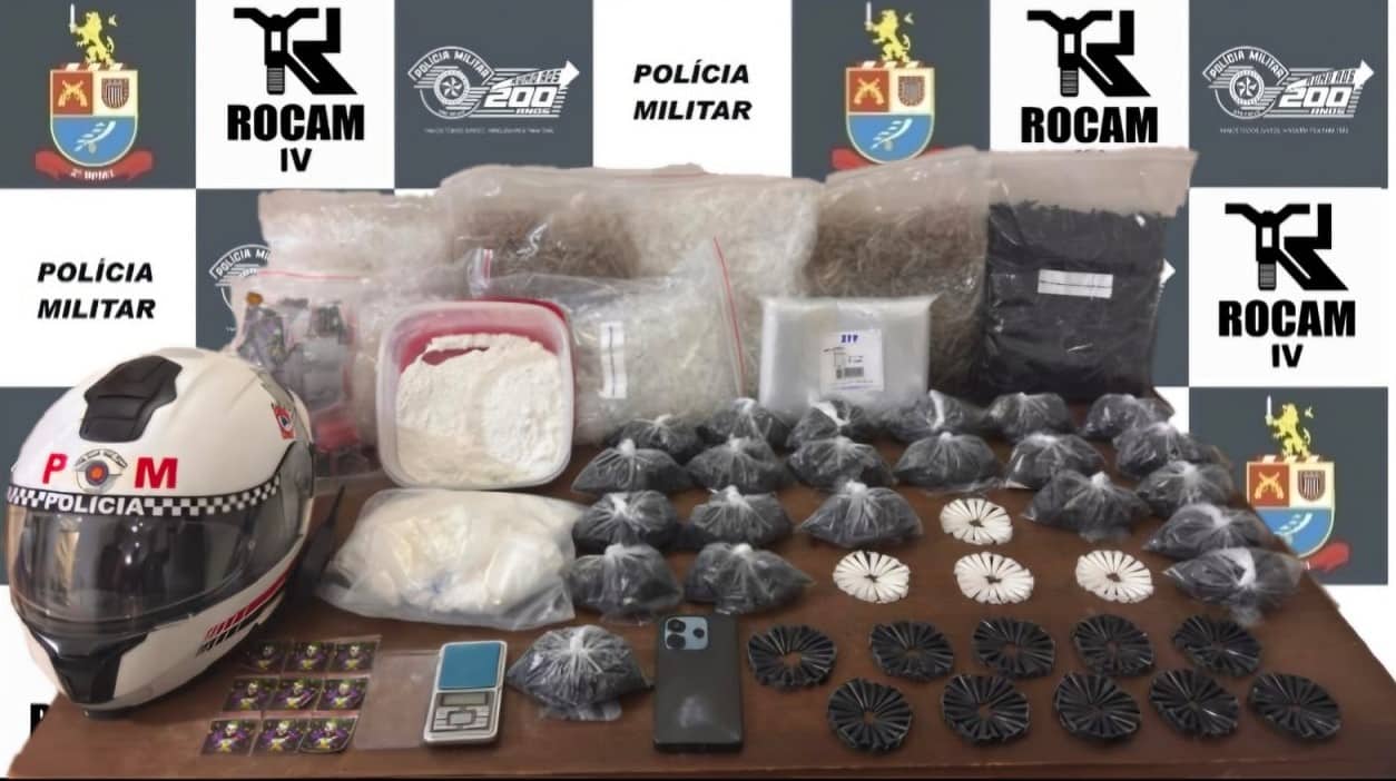 Polícia encontra 2.475 pinos de cocaína em casa e mulher acaba presa Pinos birig rocam