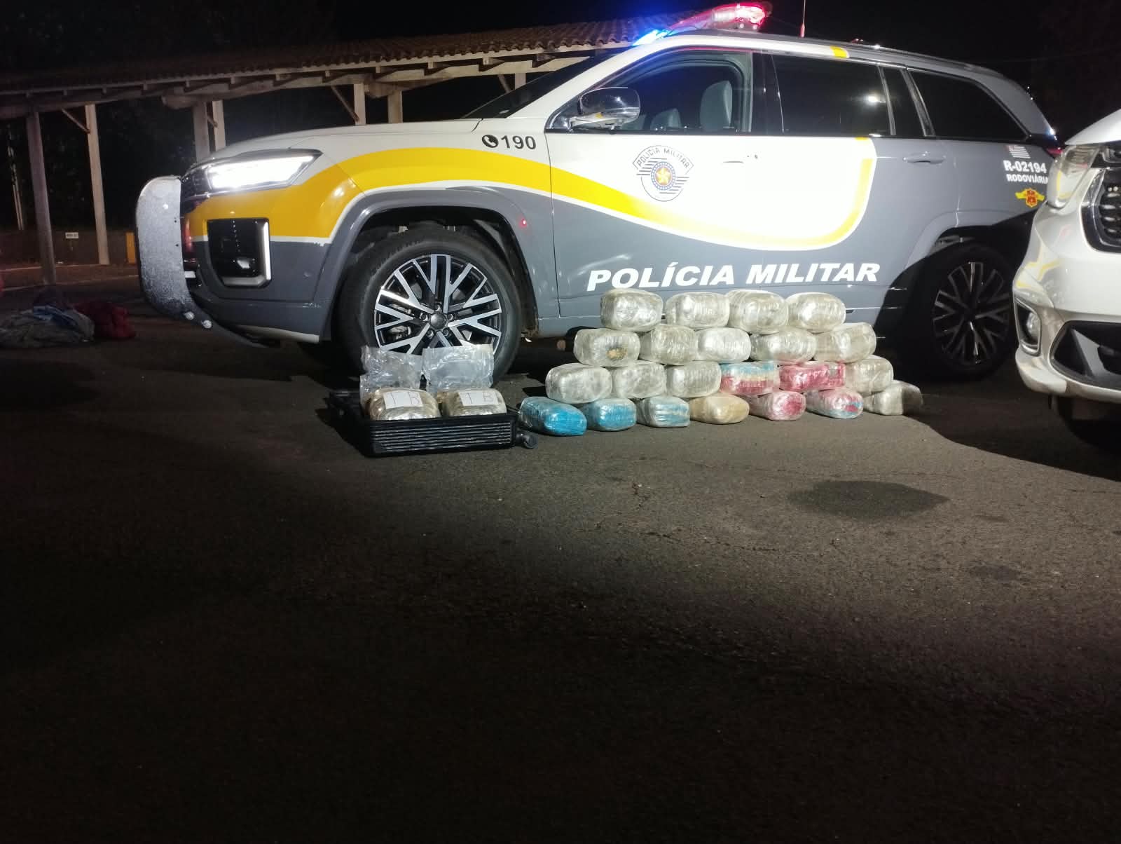 Polícia encontra 342 iPhones escondidos em fundo falso de caminhão com farinha Policia encontra 342 iPhones escondidos em fundo falso de caminhao