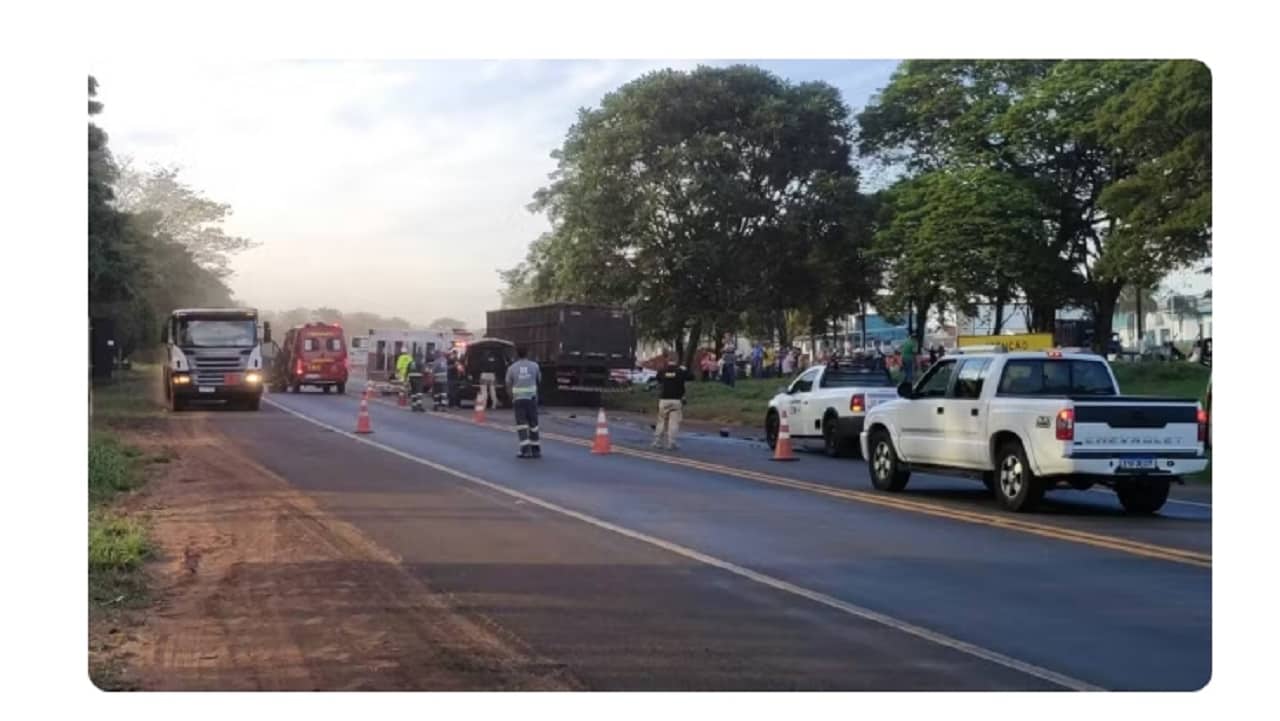 Motorista de 39 anos morre após carro bater de frente com caminhão na BR-153 Acidente ocorreu na BR-153 em Nova Granada (SP) — Foto: Reprodução / WhatsApp