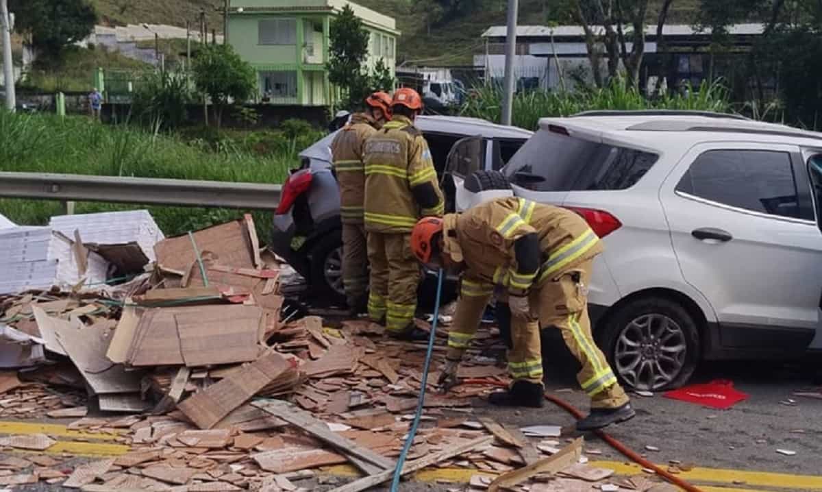 Acidente na BR-393 deixa cinco mortos e nove feridos neste sábado © CBMRJ/Divulgação
