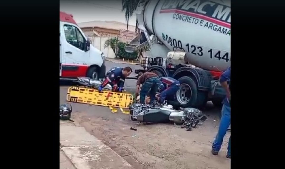 Mulher fica ferida após batida entre moto e caminhão de concreto em Araçatuba acidente ata