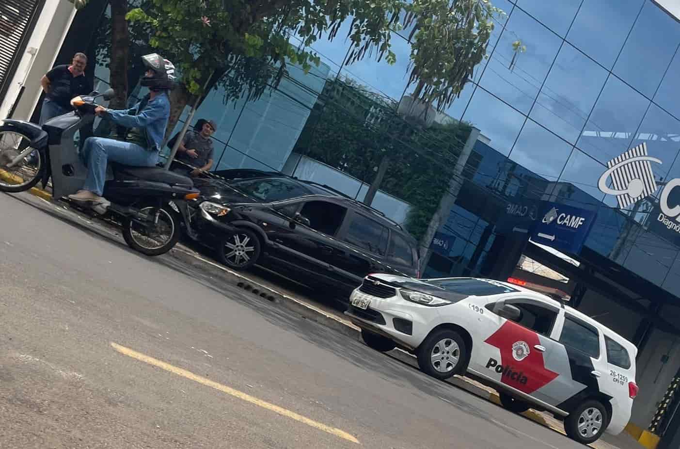 Carro invade calçada e atropela dois idosos no centro de Araçatuba acidente atrop1