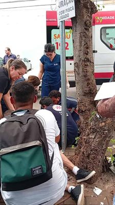 Carro invade calçada e atropela dois idosos no centro de Araçatuba acidente atropelamento