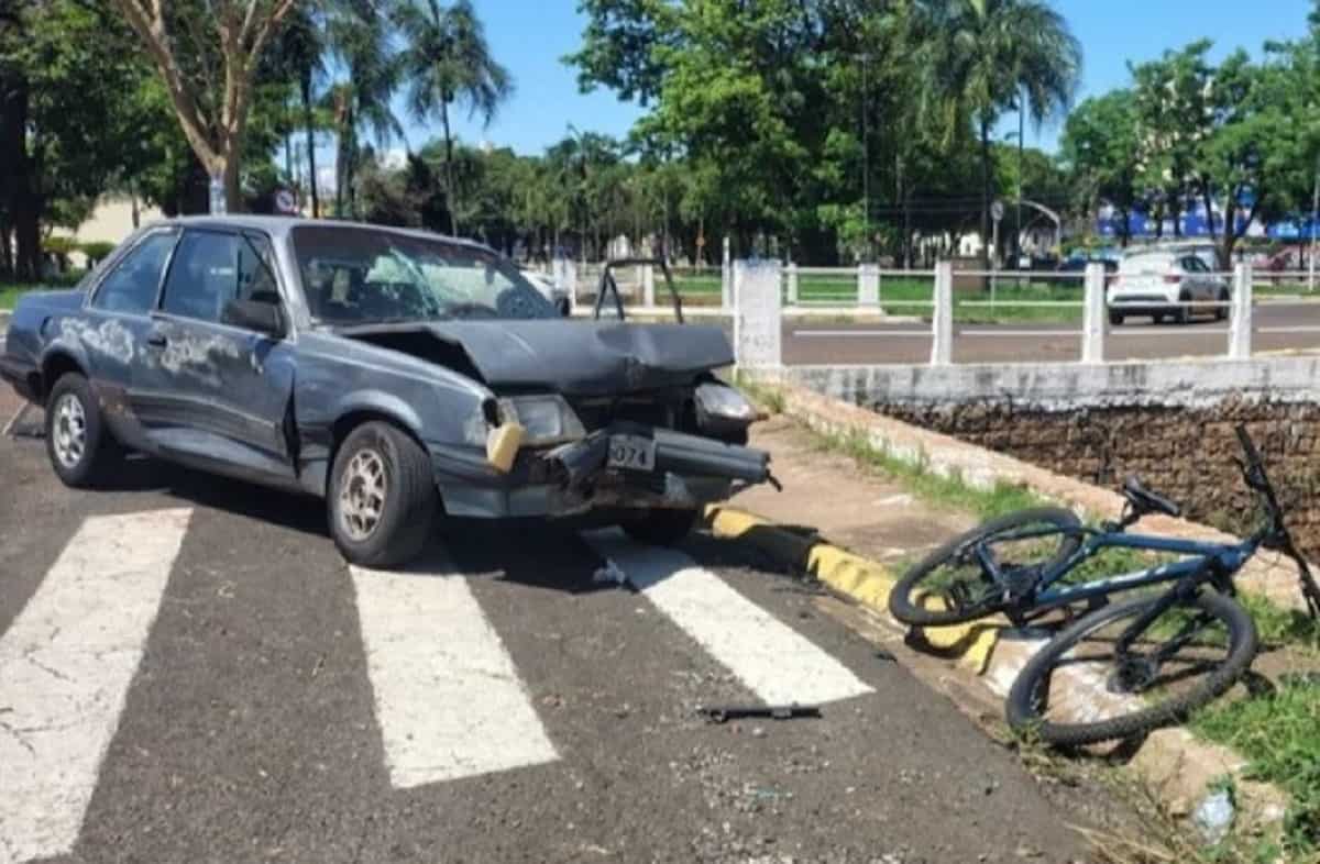Idoso fica ferido após colisão entre Monza e Uno em rotatória de Birigui Foto: Diego Alves/ Birigui Notícias da Hora